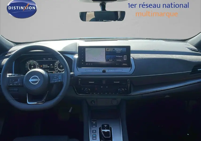 Intérieur du Nissan Qashqai 2025 en vue frontale, tableau de bord moderne avec écran tactile et volant multifonction noir.