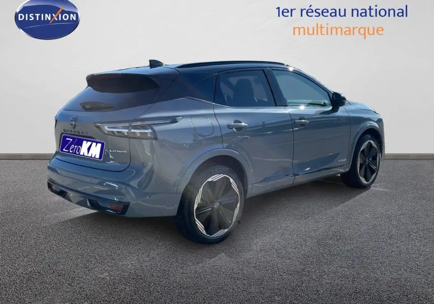 Nissan Qashqai 2025 gris céramique avec toit noir, vue 3/4 arrière côté gauche, jantes noires distinctives.