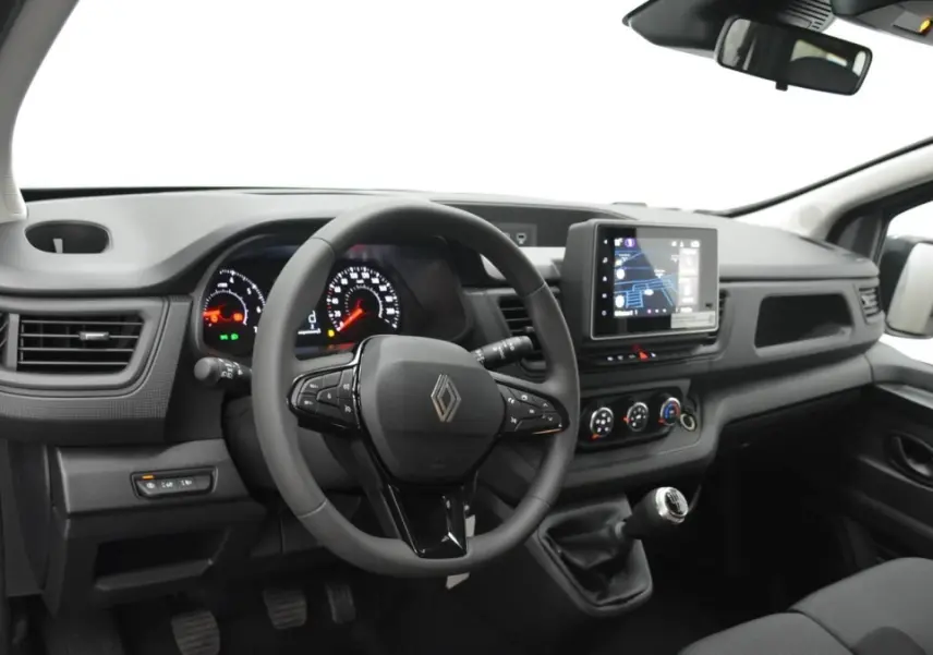 Vue intérieure avant du Renault Trafic Fourgon gris clair 2025, avec tableau de bord central tactile et volant multifonctions.