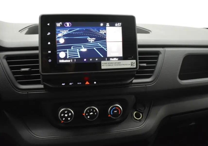 Tableau de bord central noir du Renault Trafic Fourgon 2025 avec écran tactile 8 pouces affichant la navigation.