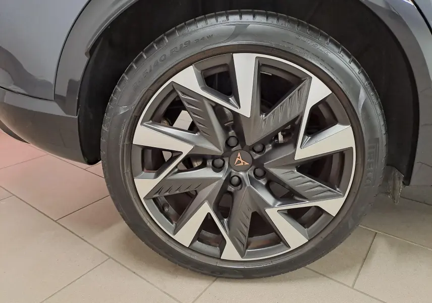 Gros plan sur la jante alliage 19'' Sandstorm du côté gauche du CUPRA Formentor gris magnétique.