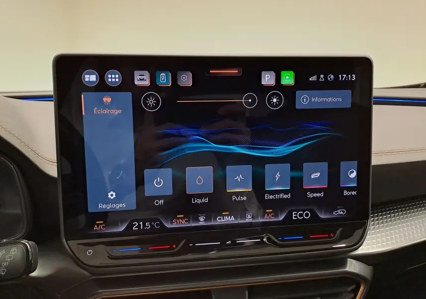 Écran tactile HD 12,9'' du système d'info-divertissement du CUPRA Formentor, affichant les réglages d'éclairage intérieur.