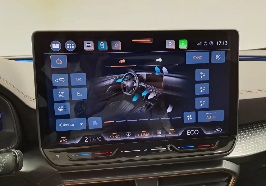 Écran tactile du système de climatisation de la CUPRA Formentor 1.4 EHybrid, affichage intérieur moderne.