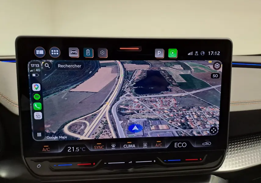 Vue intérieure du tableau de bord du CUPRA Formentor 2025, écran tactile affichant la navigation GPS.