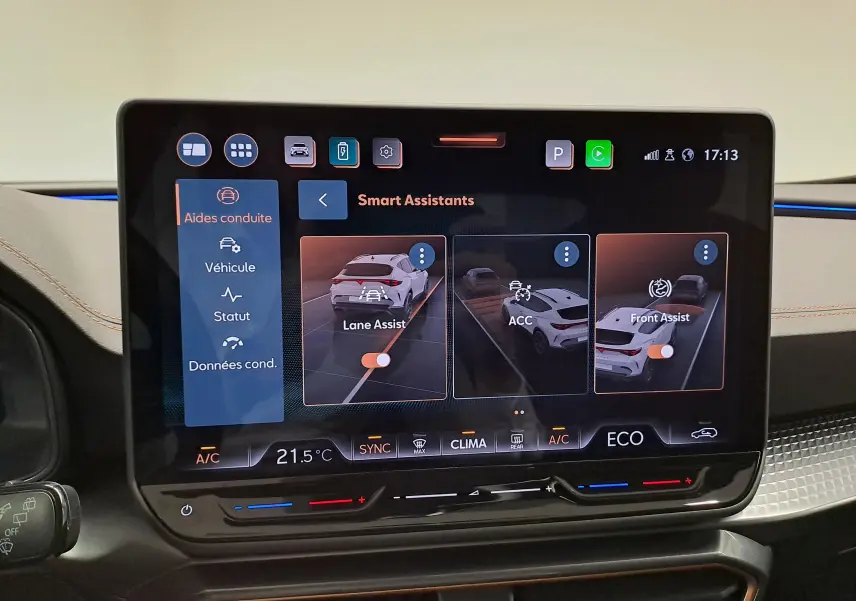 Écran tactile intérieur du CUPRA Formentor 2025 affichant les assistants de conduite avec interface moderne et éclairage bleu.