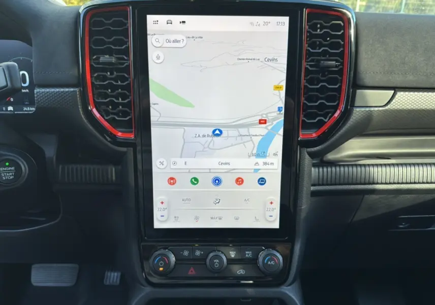 Vue rapprochée de la console centrale du Ford Ranger Raptor 2024 noir avec écran tactile et cadre rouge.