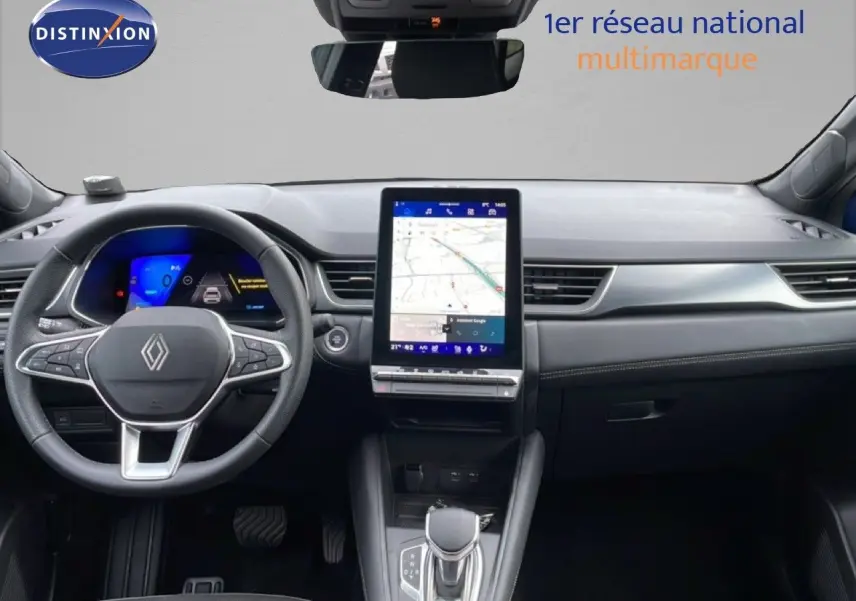Vue intérieure avant du tableau de bord de la Renault Symbioz E-Tech Full Hybrid 2025 avec écran tactile central et volant multifonction.