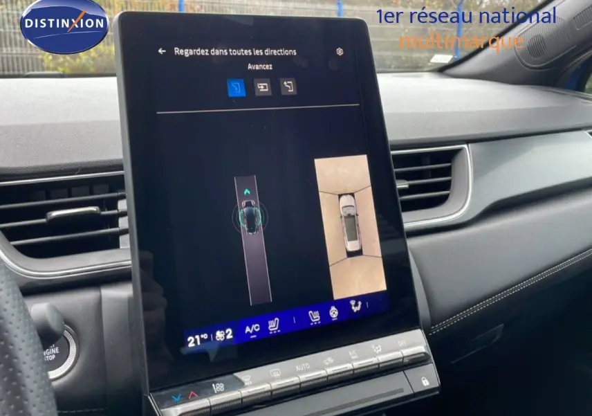 Vue intérieure du tableau de bord de la Renault Symbioz 2025, écran tactile central avec affichage caméra 360 et commandes climatisation.