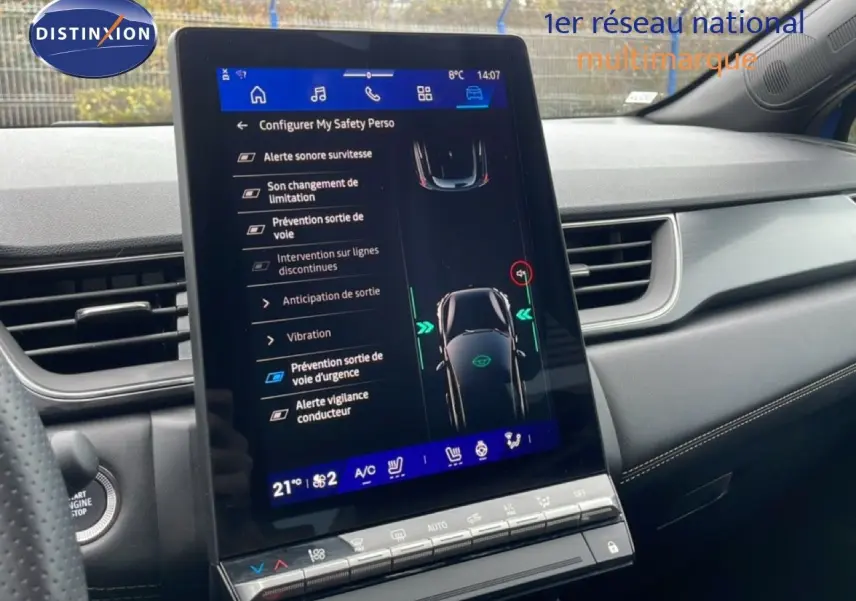 Vue intérieure du tableau de bord de la Renault Symbioz bleu iron metal, avec écran tactile central affichant les aides à la conduite.