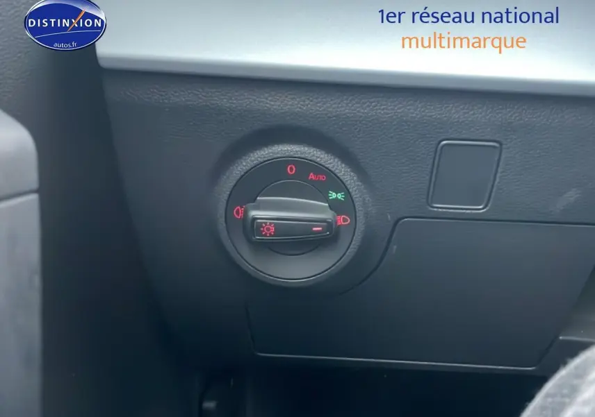 Détail du bouton de réglage des phares sur tableau de bord noir d’un SEAT Arona blanc Nevada 2025.