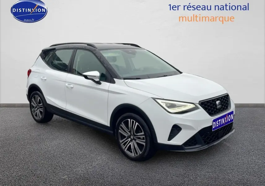 SEAT Arona blanc Nevada avec toit noir, vue 3/4 avant droit mettant en valeur les jantes 17 pouces Urban Design.