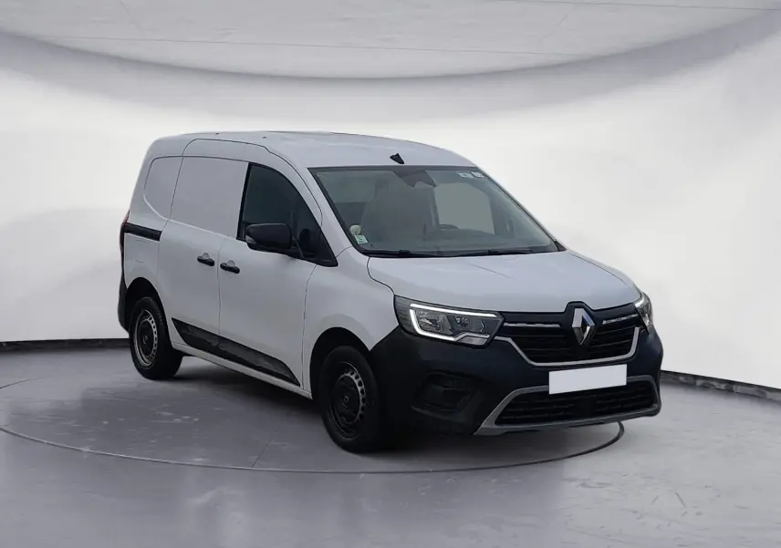 Renault Kangoo blanc en 3/4 avant droit, fourgonnette utilitaire avec pare-chocs noir et vitres teintées.