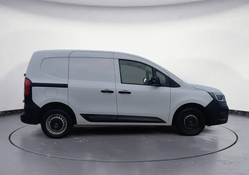 Renault Kangoo blanc en vue de profil côté gauche, fourgonnette utilitaire avec portes coulissantes et jantes acier noires.