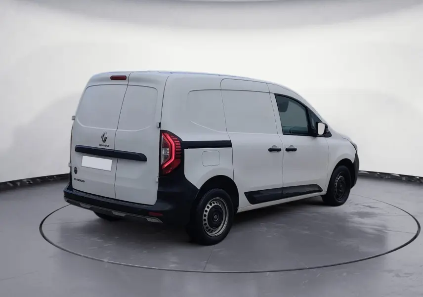 Vue 3/4 arrière droite d’un Renault Kangoo blanc 2022, fourgon utilitaire avec feux arrière LED et portes arrière battantes.