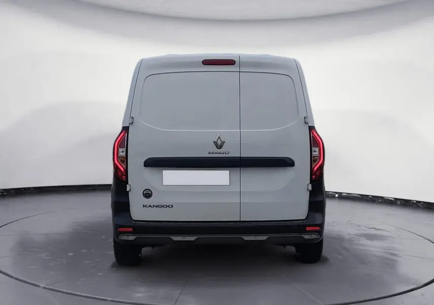 Vue arrière d’un Renault Kangoo blanc 2022 avec portes battantes et feux arrière LED distinctifs.