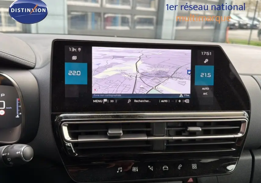 Vue rapprochée du tableau de bord de la Citroën C5 Aircross gris platinium, avec écran tactile affichant la navigation.