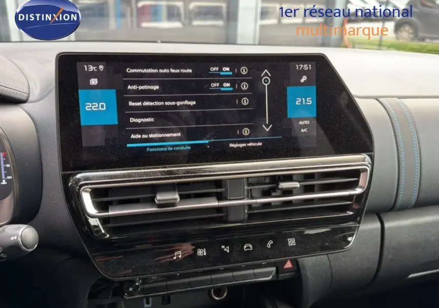 Vue rapprochée de l’écran tactile central et des aérateurs du tableau de bord du Citroën C5 Aircross gris platinium.