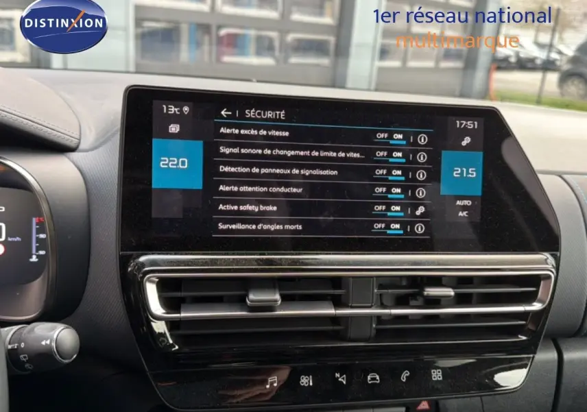Vue intérieure du tableau de bord du Citroën C5 Aircross gris platinium, écran tactile affichant les options de sécurité.