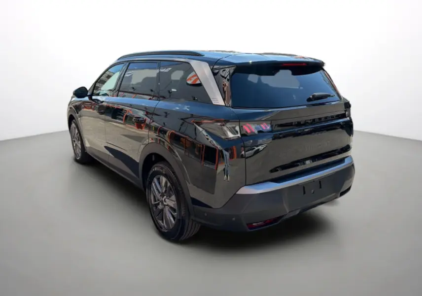 Peugeot 5008 Hybrid noir perla nera vue 3/4 arrière droit, jantes alu 19 pouces et vitres teintées.