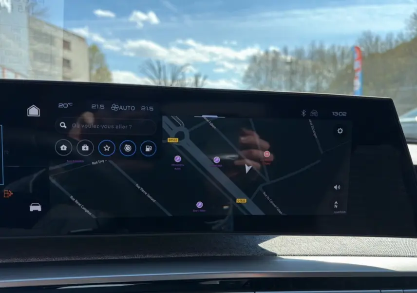 Écran tactile panoramique du système de navigation Peugeot 5008 Hybrid 145 Allure Plus affichant une carte GPS.