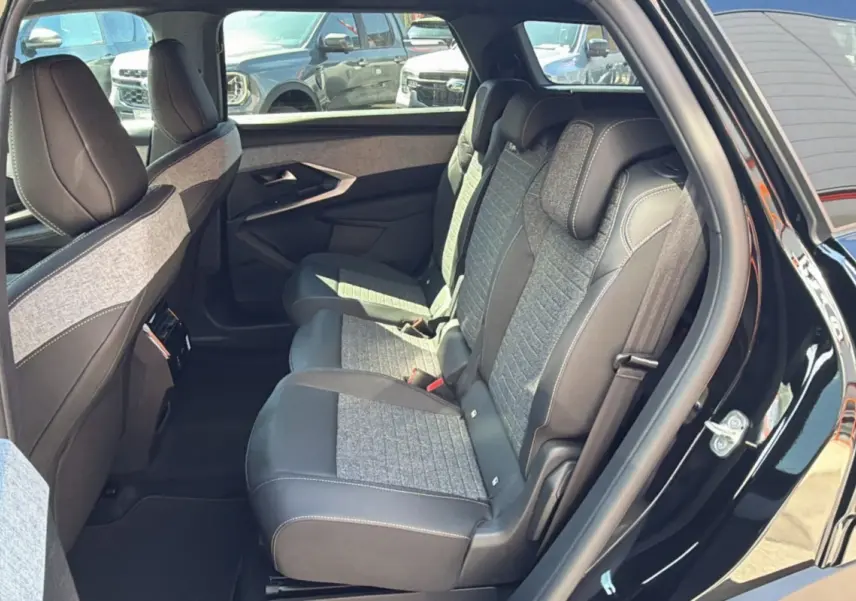 Vue côté droit de la banquette arrière en cuir tissu gris et noir du Peugeot 5008 Hybrid 145 Allure Plus noir perla nera.