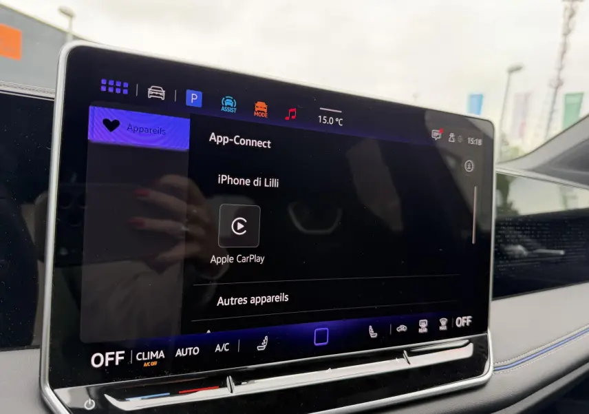 Écran tactile central du Volkswagen Tiguan 2025 affichant la connexion Apple CarPlay, intérieur gris avec détails modernes.