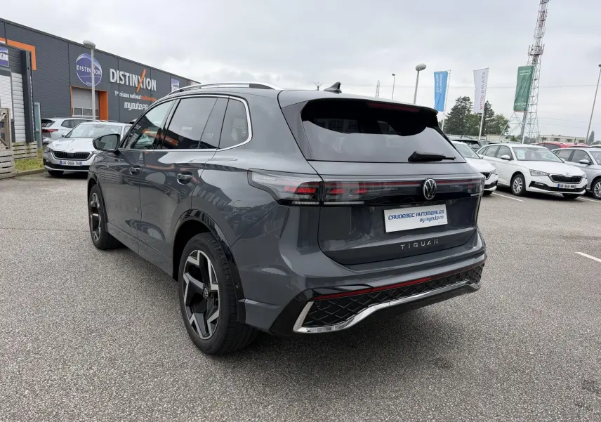 Vue 3/4 arrière droite du Volkswagen Tiguan gris 2025 avec jantes alliage 19 pouces et feux arrière LED 3D.