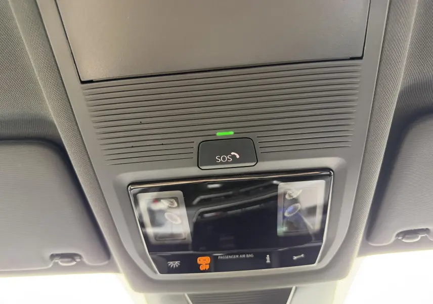 Plafonnier intérieur gris avec bouton SOS et voyants d’airbag passager sur Volkswagen Tiguan 2025.
