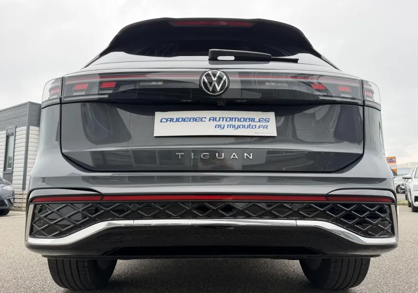 Vue arrière du Volkswagen Tiguan gris 2025 avec feux LED 3D et diffuseur noir à motifs géométriques.