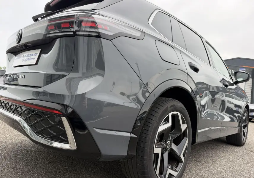 Vue 3/4 arrière droite du Volkswagen Tiguan gris 2025 avec jantes alliage 19 pouces et feux arrière LED 3D.