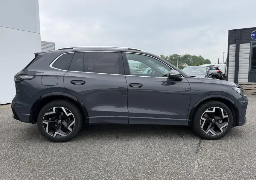 Vue latérale droite d'un Volkswagen Tiguan gris 2025 avec jantes alliage 19 pouces et pack R-Line extérieur.