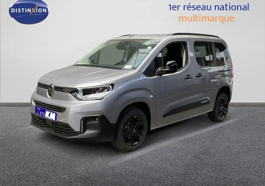 Vue 3/4 avant droit d'un Citroën Berlingo gris Artense métal avec jantes noires et toit surélevé.