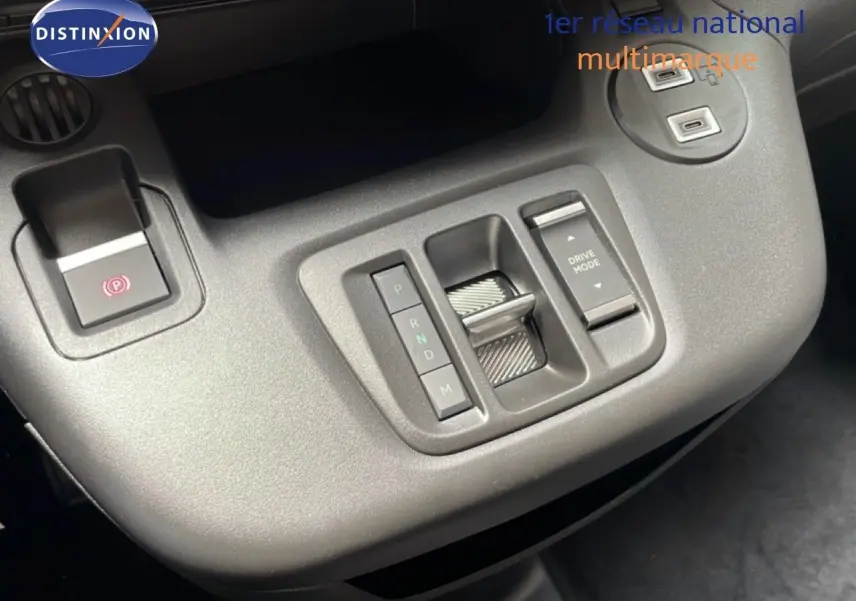Gros plan sur la console centrale grise du Citroën Berlingo 2026 avec commandes boîte auto et mode de conduite.