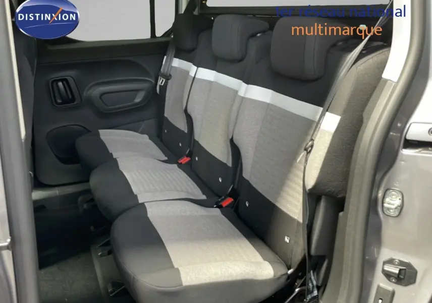 Vue intérieure sur la banquette arrière grise et noire du Citroën Berlingo 2026, porte arrière ouverte côté droit.