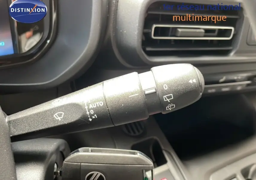 Gros plan sur la commande d'essuie-glace à gauche du volant dans l'habitacle gris noir du Citroën Berlingo 2026.