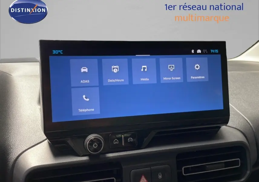 Vue rapprochée de l’écran tactile central du Citroën Berlingo 2026, interface bleue et commandes intégrées.