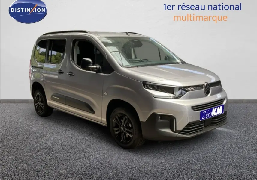 Vue 3/4 avant droit d'un Citroën Berlingo gris Artense métal avec jantes noires et calandre moderne.