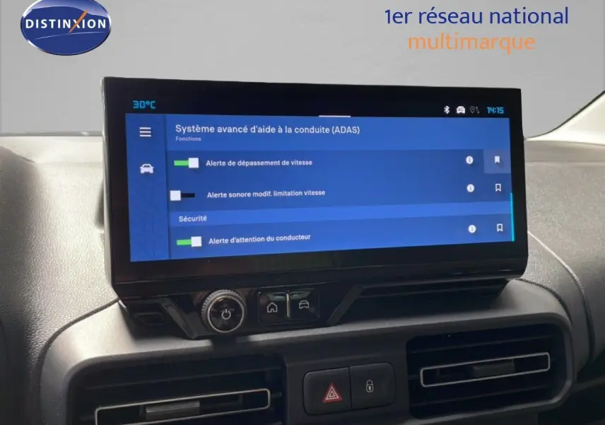 Écran tactile central du tableau de bord du Citroën Berlingo 2026 affichant les aides à la conduite.