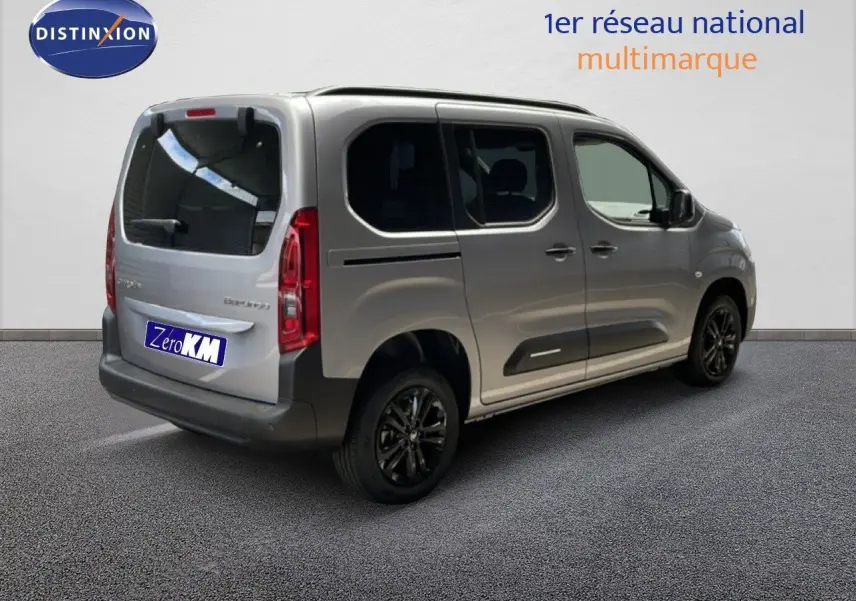 Vue 3/4 arrière droite du Citroën Berlingo gris Artense métal avec vitres teintées et jantes noires.