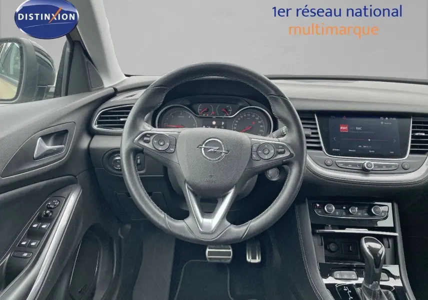 Intérieur noir de l'Opel Grandland X 2018 vu du poste de conduite, avec volant multifonction et écran central tactile.