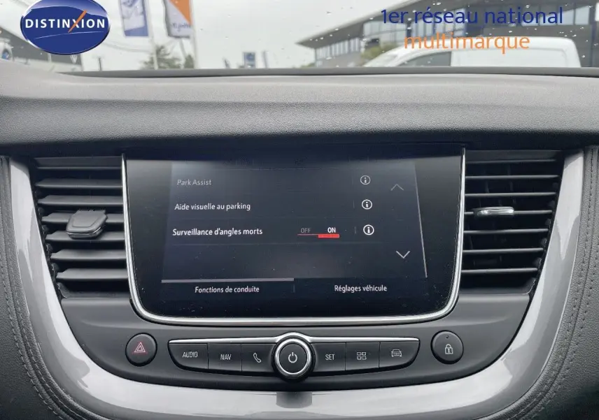 Écran central de l’Opel Grandland X 2018 affichant l’aide au parking et la surveillance des angles morts, intérieur gris.