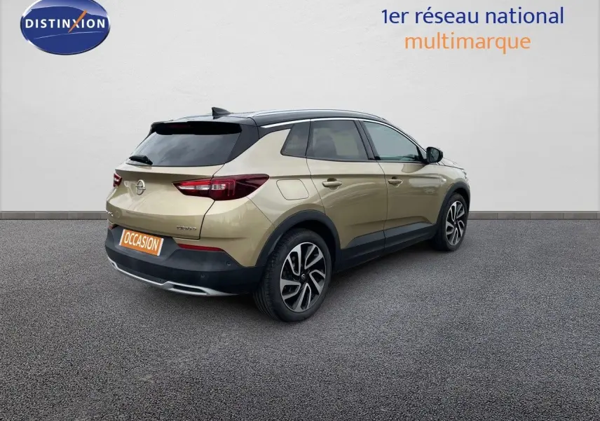 Vue 3/4 arrière droite d'un Opel Grandland X doré Golden Sunstone avec toit noir et jantes bi-ton.