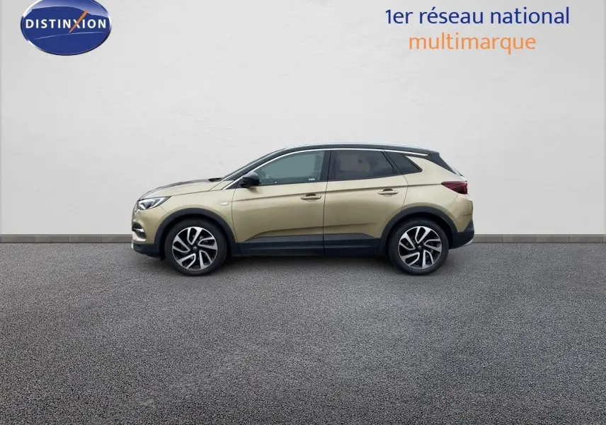 Profil côté gauche d'un Opel Grandland X 2018 doré Golden Sunstone, avec jantes alliage bicolores et toit noir.