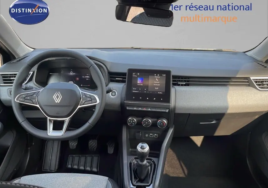 Vue intérieure avant de la Renault Clio 1.5 DCI 100ch Evolution 2025 avec tableau de bord moderne et levier de vitesse manuel.