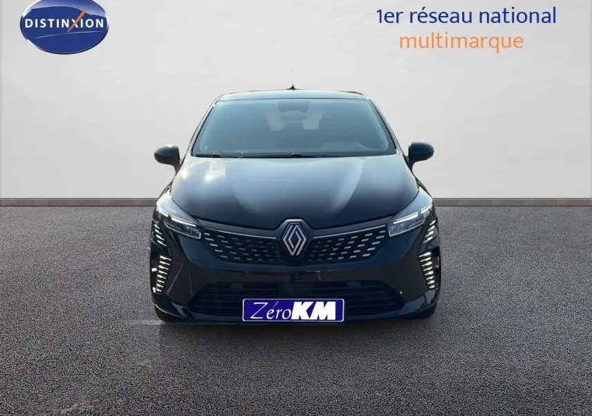 Vue de face d'une Renault Clio 1.5 DCI 100ch Evolution noire étoile métal avec feux LED allumés sur fond neutre.