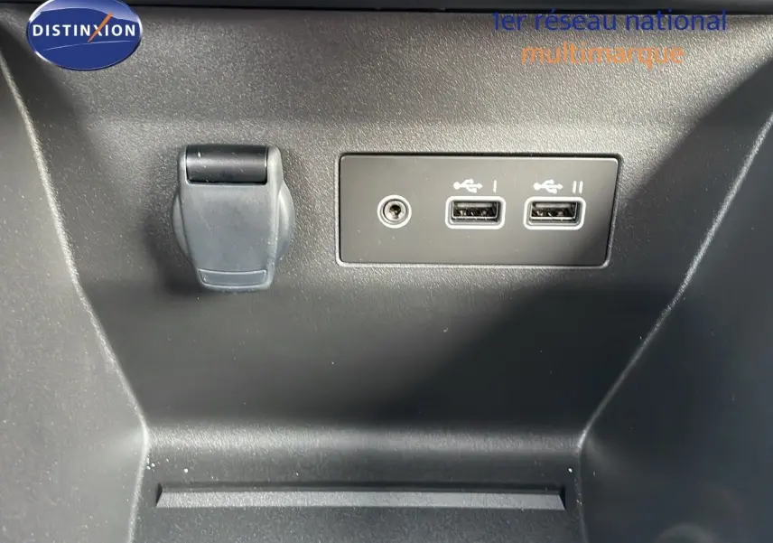 Prise USB et prise 12V sur la console centrale d'une Renault Clio noir étoile métal 2025.