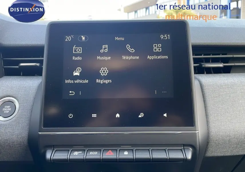 Tableau de bord de Renault Clio 2025 avec écran tactile central affichant menu multimédia, finition tissu gris et bouton start-stop.