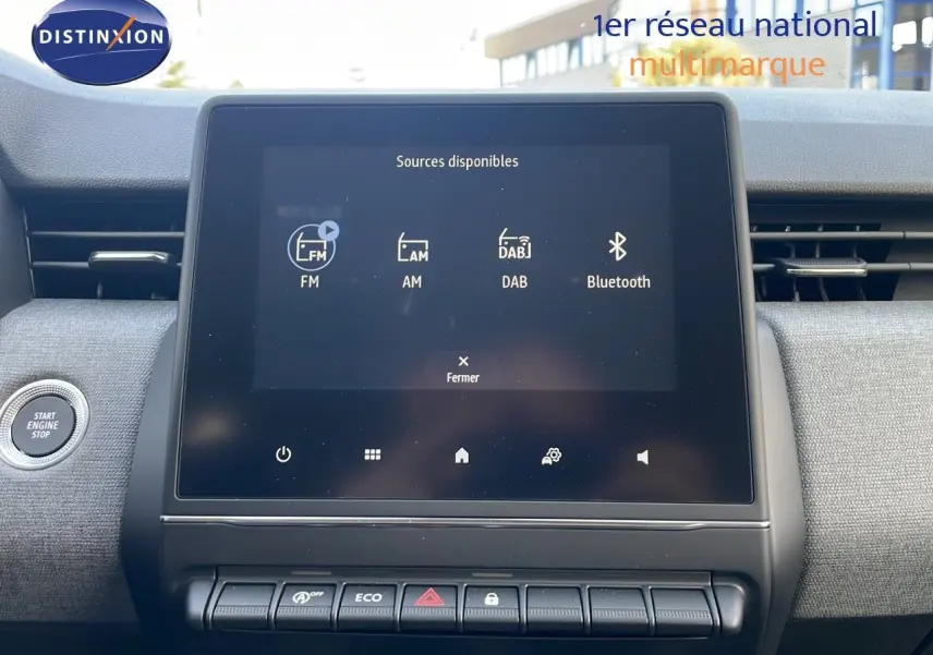 Écran tactile central de la Renault Clio 1.5 DCI 100CH Evolution 2025 affichant les sources audio disponibles.