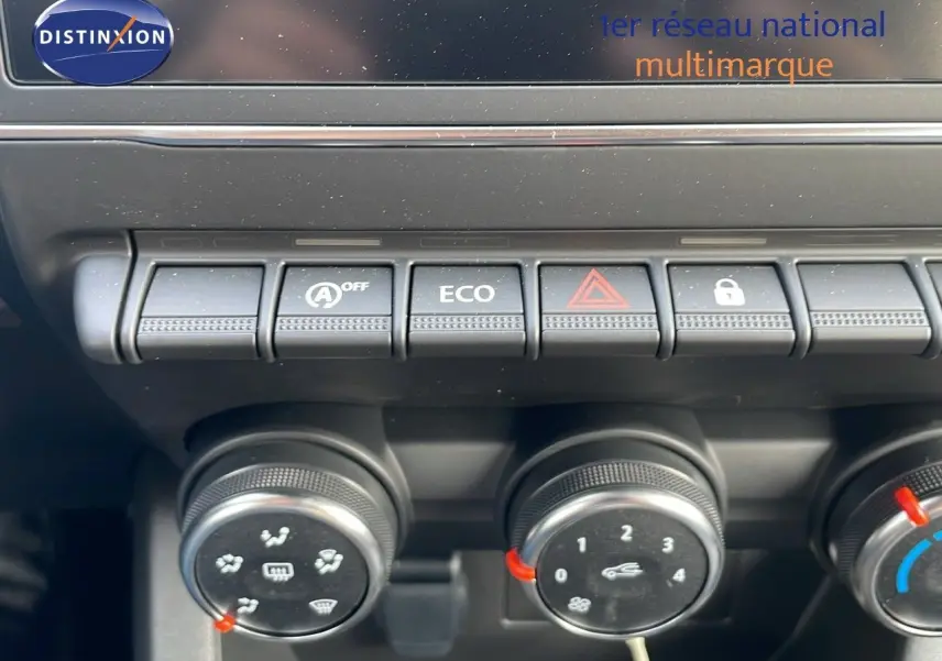 Gros plan sur les commandes de climatisation et boutons de fonction du tableau de bord d'une Renault Clio noire étoile métal de 2025.