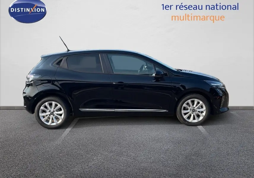 Profil droit d'une Renault Clio 1.5 DCI 100ch Evolution noire étoile métal avec jantes alliage et vitres teintées.
